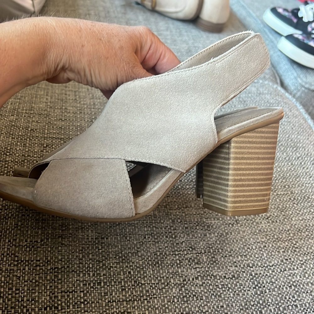 Kenneth Cole Beige Cari Love Suede Leather Heels NWOT - Picture 4 of 6